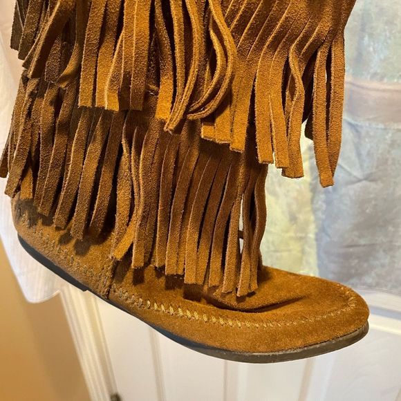 Minnetonka size 7 Three Tiered Fringe Boots - Picture 11 of 16